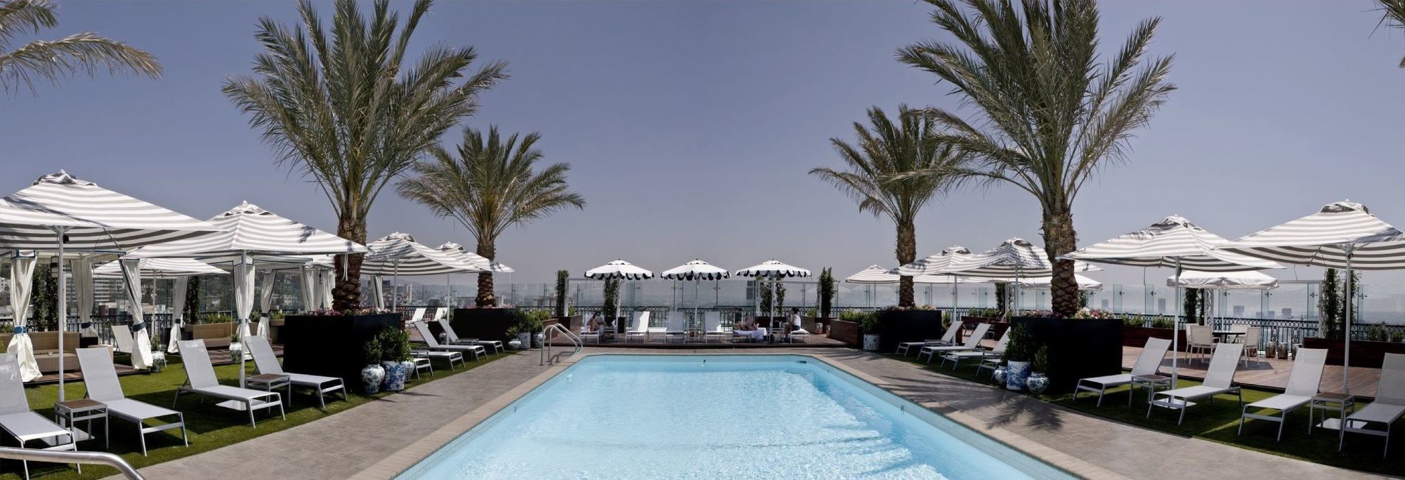 The London West Hollywood At Beverly Hills Exteriér fotografie The rooftop pool at the Standard