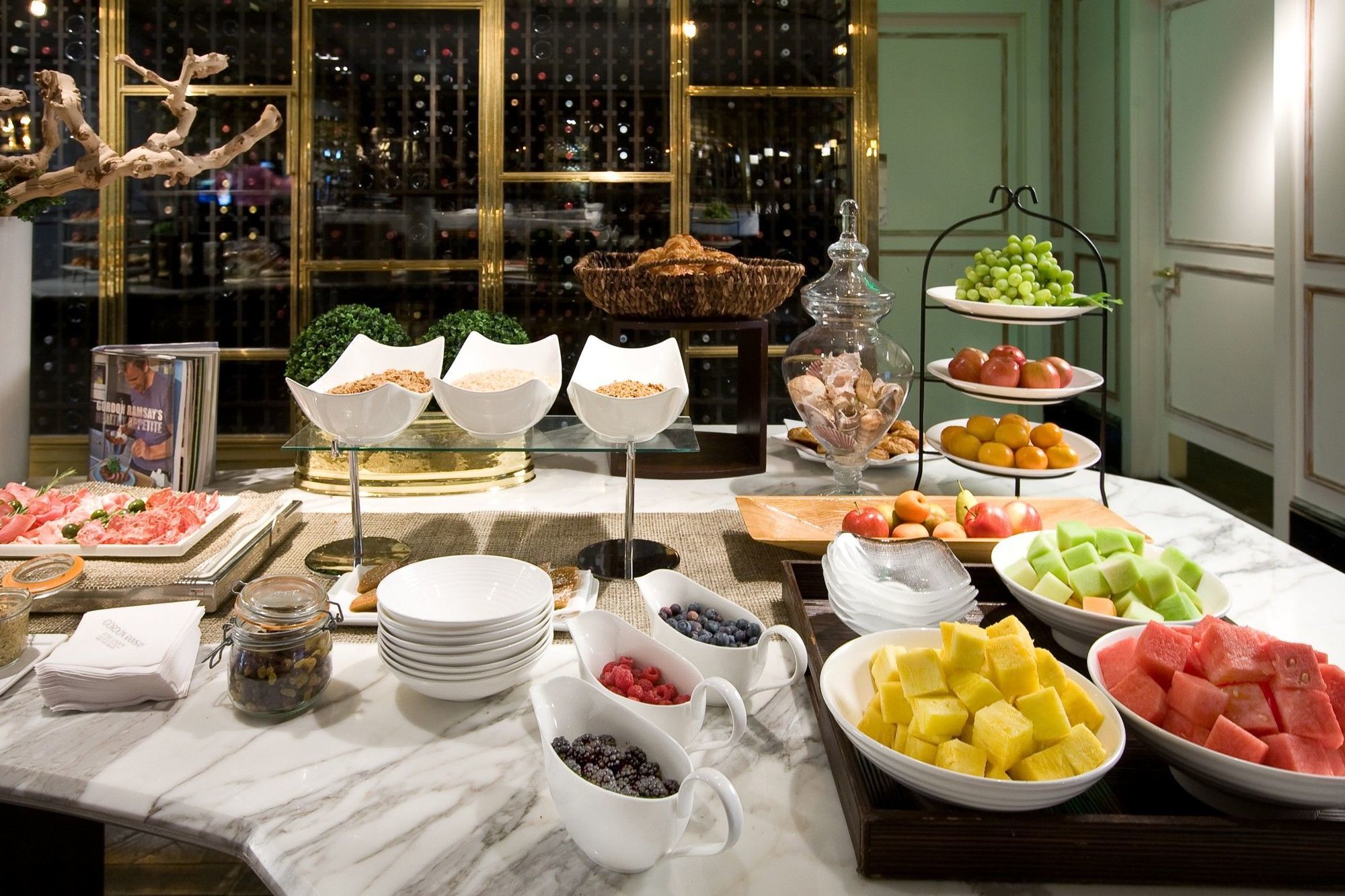 The London West Hollywood At Beverly Hills Restaurace fotografie A fruit buffet