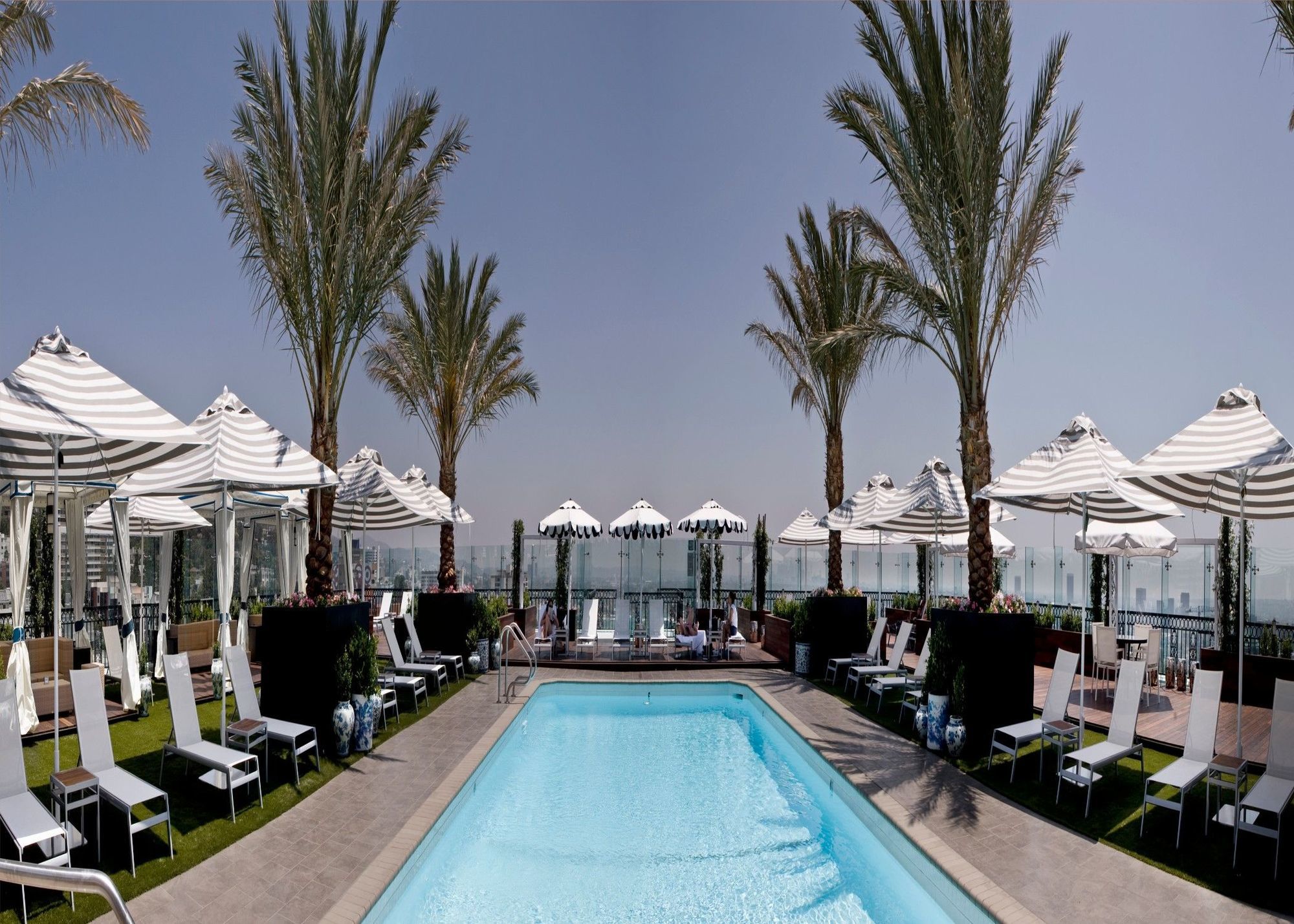 The London West Hollywood At Beverly Hills Exteriér fotografie The pool at the Standard, Hollywood