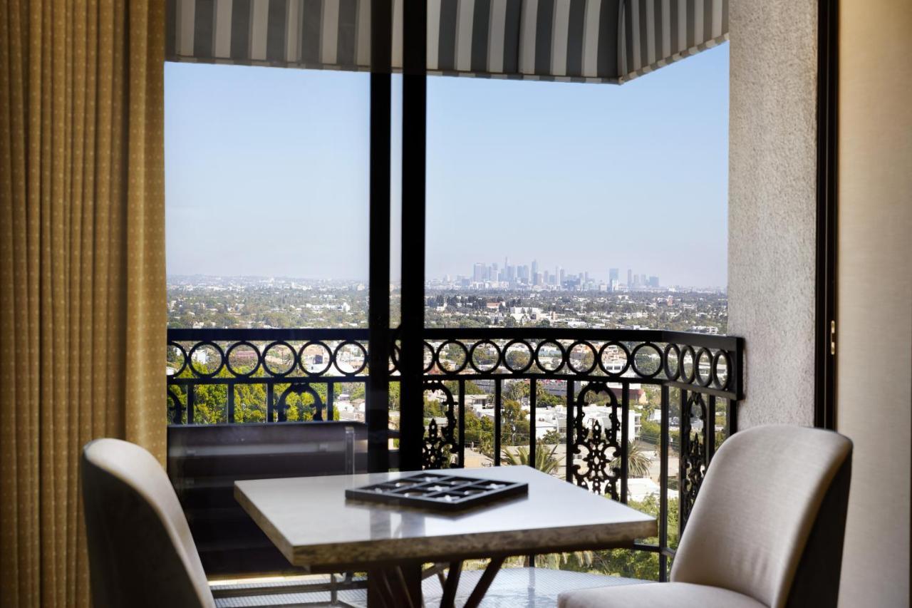 The London West Hollywood At Beverly Hills Exteriér fotografie A view of the Los Angeles skyline from a suite at the Beverly Hilton