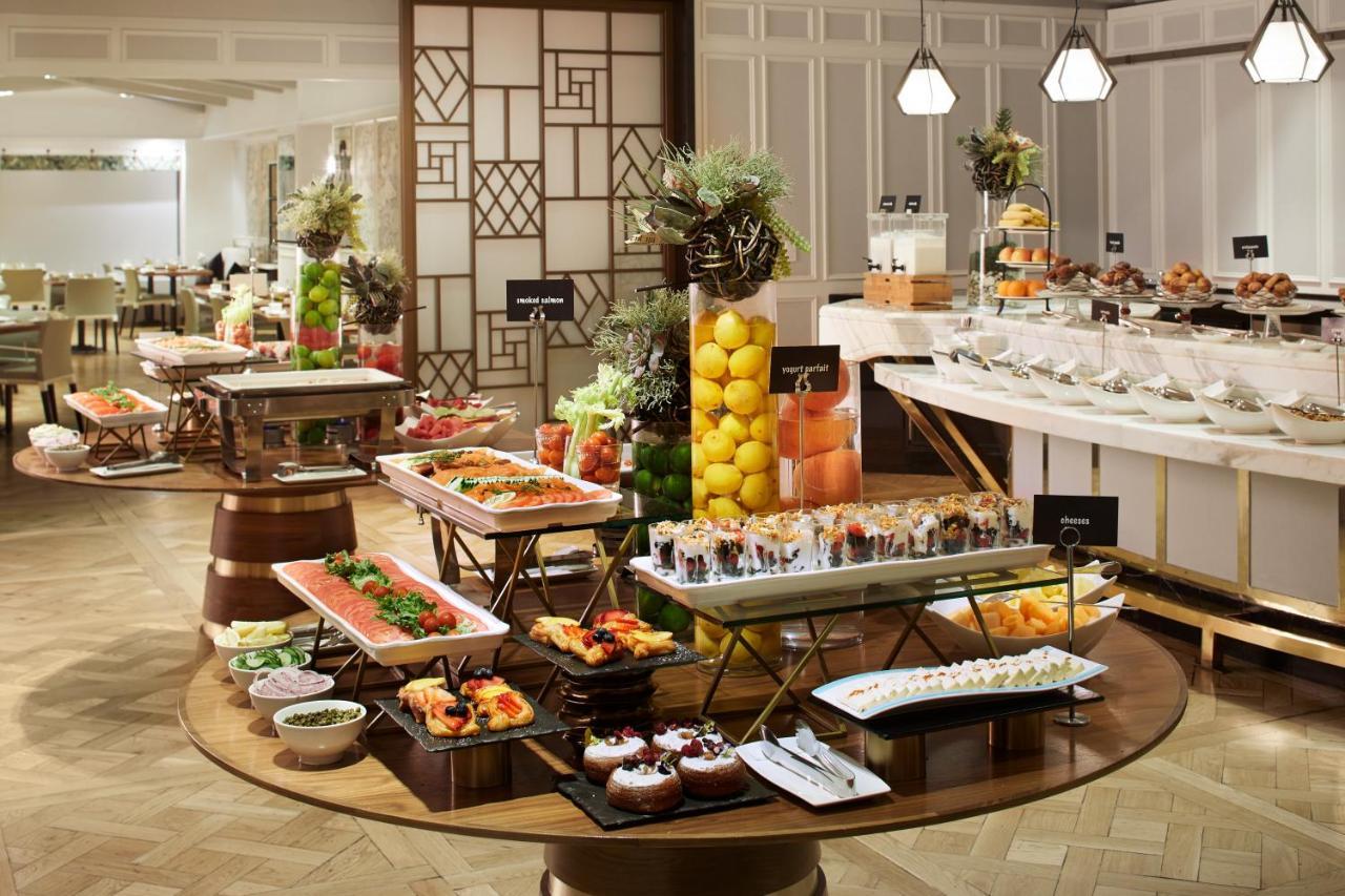 The London West Hollywood At Beverly Hills Exteriér fotografie A buffet at a hotel
