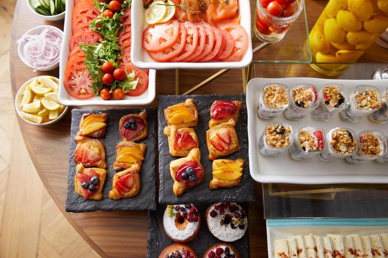 The London West Hollywood At Beverly Hills Exteriér fotografie A buffet of food
