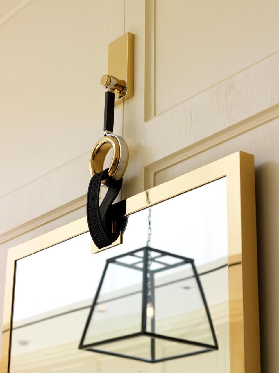 The London West Hollywood At Beverly Hills Exteriér fotografie A modern wall-mounted mirror
