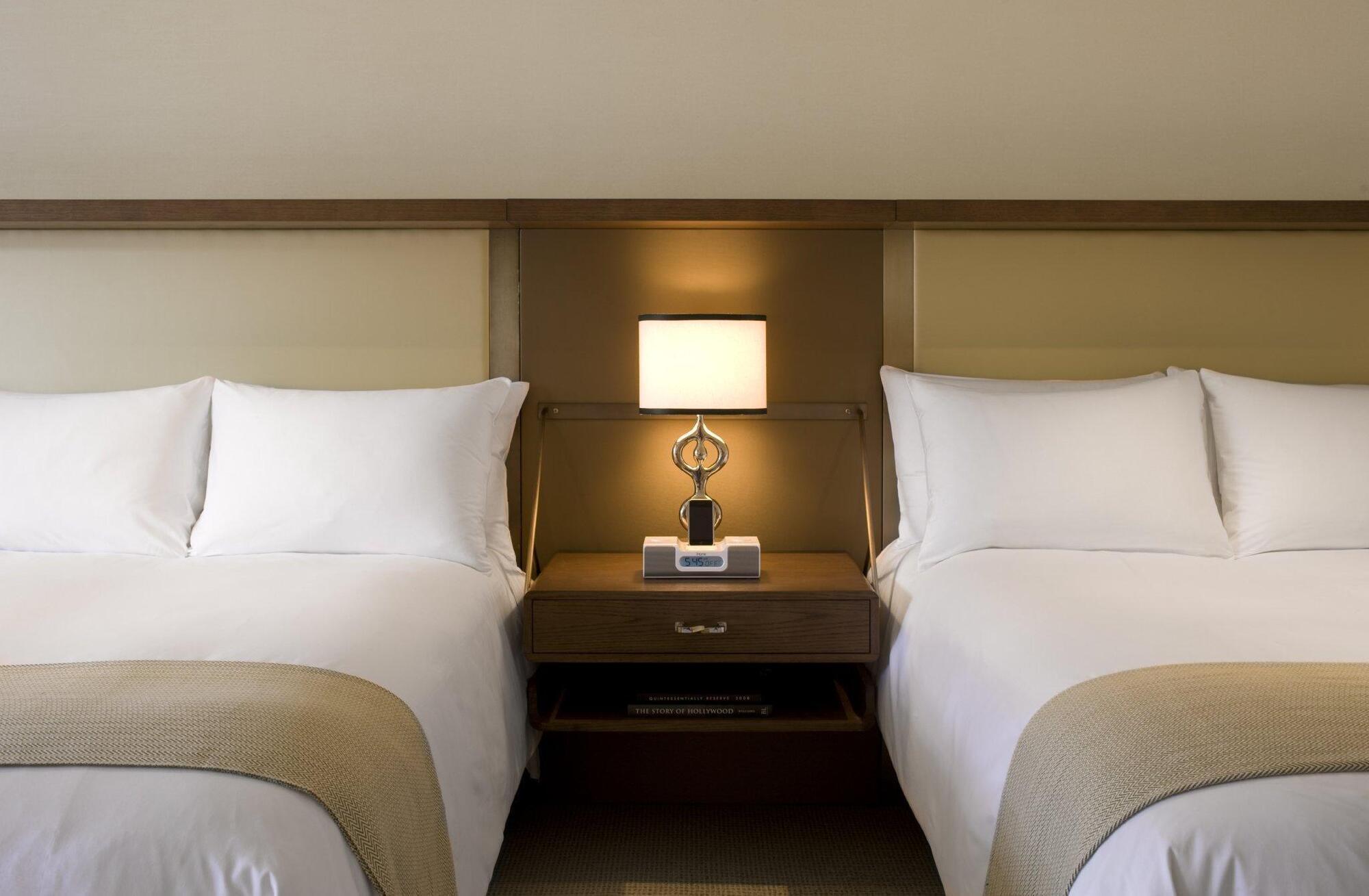 The London West Hollywood At Beverly Hills Exteriér fotografie A guest room at the Four Seasons Hotel